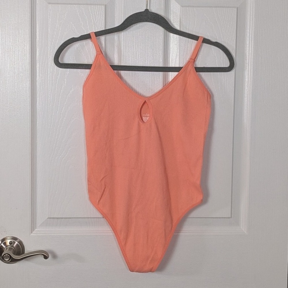 Colsie Keyhole Ribbed Sleeveless Casual Camisole Top‎ Bodysuit in Coral Size M